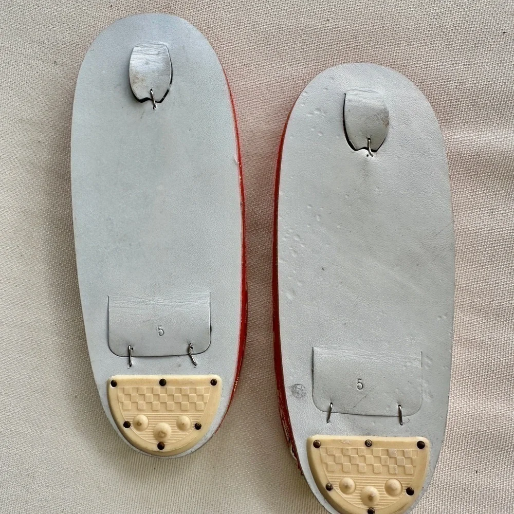 AUTHENTIC, NWOT, VINTAGE JAPANESE GIRLS ZORI GEISHA SANDALS. SILVER BELL IN HEEL